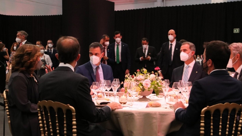 Imatge de la taula presidencial del sopar inaugural del MWC 2021 amb el rei Felip VI, els presidents Pedro Sánchez i Pere Aragonès, i l'alcaldessa de Barcelona, Ada Colau.