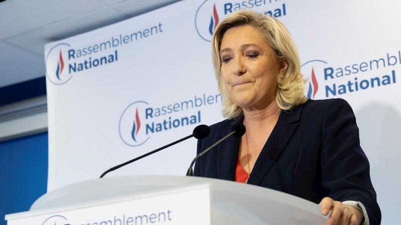 La ultraderechista francesa Marine Le Pen pronuncia un comunicado en la sede del partido en Nanterrre, cerca de París, Francia, el 27 de junio de 2021.