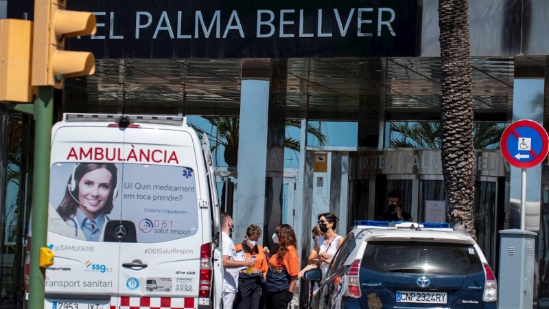 Una ambulancia llega al Hotel Palma Bellver, el hotel covid donde se alojan algunos de los estudiantes que fueron a Mallorca en viaje de estudios y que han tenido contacto con positivos, para realizar PCR a los estudiantes.
