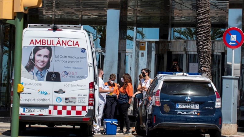 Una ambulancia llega al Hotel Palma Bellver, el hotel covid donde se alojan algunos de los estudiantes que fueron a Mallorca en viaje de estudios y que han tenido contacto con positivos, para realizar PCR a los estudiantes.