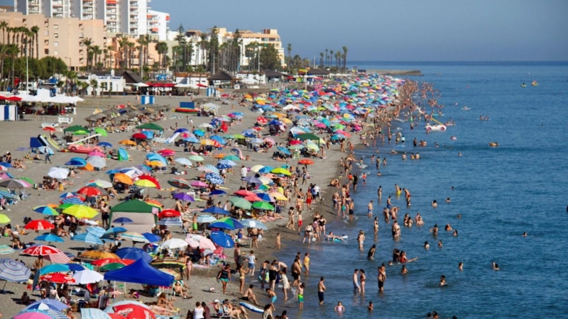 Aspecto que presentaba este sábado la playa de Salobreña, en Motril, durante el primer fin de semana de verano.