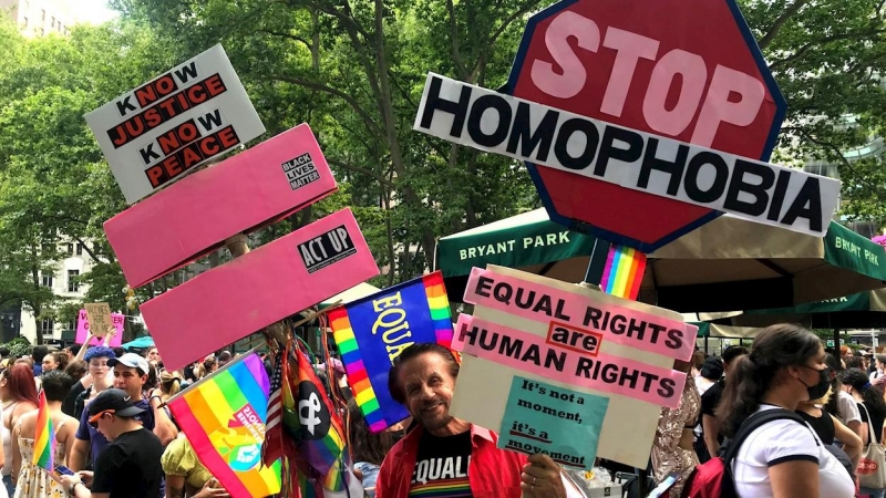 Grupos de personas participan en la Queer Liberation March, la marcha alternativa del Orgullo convocada hoy, en Bryant Park, Nueva York (EEUU).