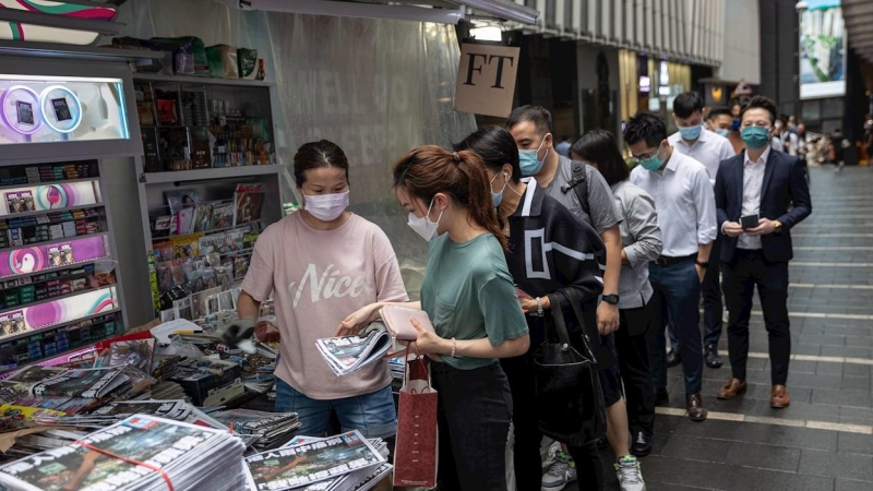 Ciudadanos compran el último ejemplar del diario 'Apple Daily' de Hong Kong el 24 de junio de 2021.