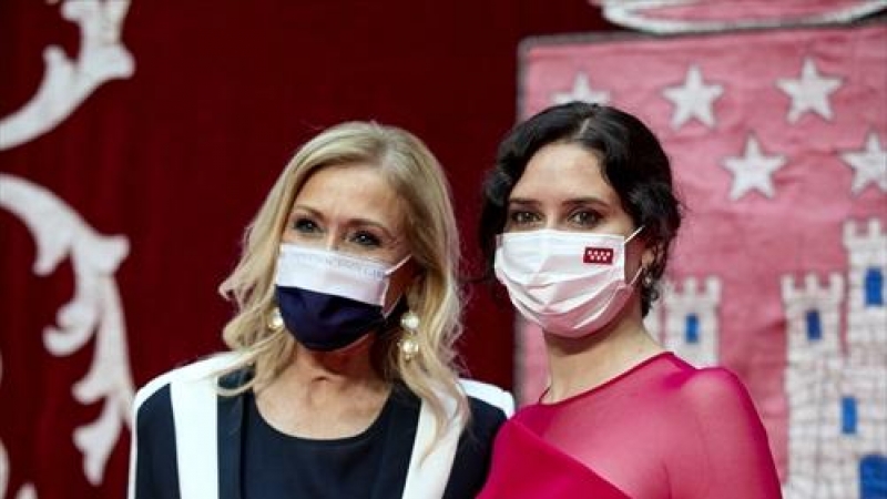 La expresidenta de la Comunidad de Madrid, Cristina Cifuentes (i) y la presidenta de la Comunidad de Madrid, Isabel Díaz Ayuso (d), posan en el acto de toma de su posesión, en la Real Casa de Correos de la Puerta del Sol, a 19 de junio de 2021