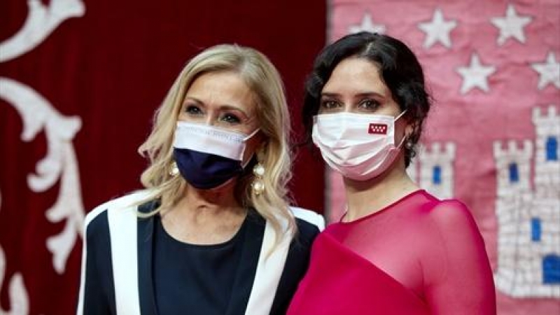 La expresidenta de la Comunidad de Madrid, Cristina Cifuentes (i) y la presidenta de la Comunidad de Madrid, Isabel Díaz Ayuso (d), posan en el acto de toma de su posesión, en la Real Casa de Correos de la Puerta del Sol, a 19 de junio de 2021