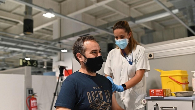 Un hombre recibe la vacuna en el Hospital Isabel Zendal.