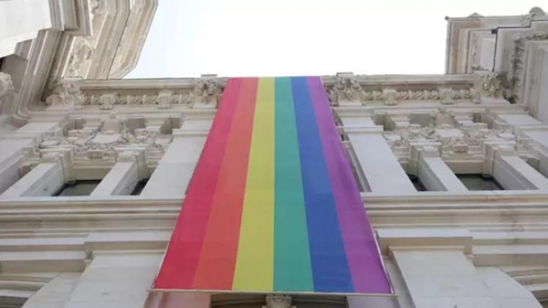 Bandera LGTBI colacada en la parte izquierda de la fachada del Palacio de Cibeles, sede del Ayuntamiento de Madrid, durante las fiestas del Orgullo Gay 2019.