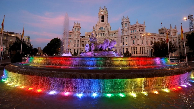 La fuente de Cibeles aparece iluminada con los colores de la bandera LGTBI con motivo del inicio de la fiestas del Orgullo 2021.