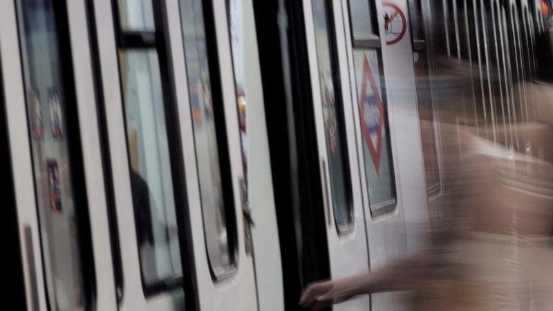 Pasajeros en el andén de la estación de metro de Sol, a 14 de junio de 2021, en Madrid (España).