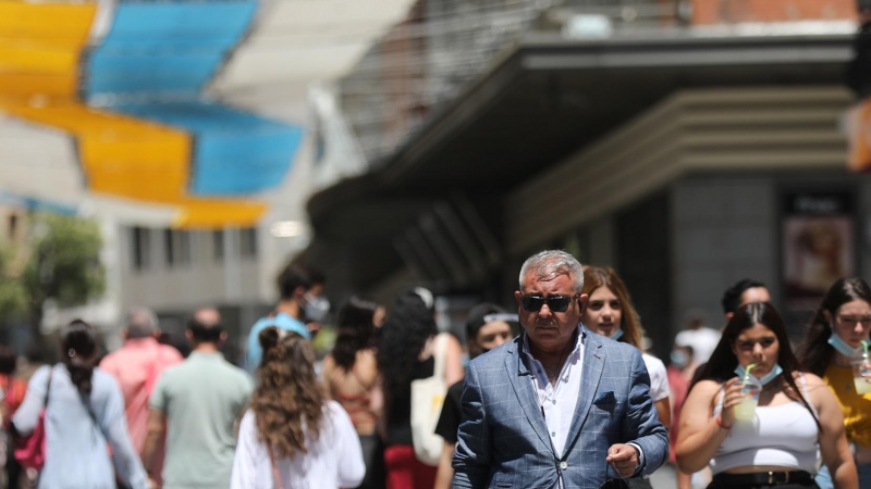 Varias personas caminan sin mascarilla en el centro de la capital, a 28 de junio de 2021, en Madrid.