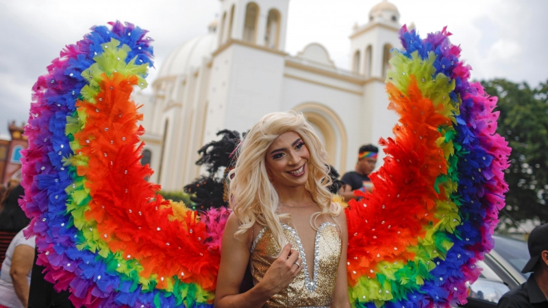 Un participante asiste al desfile del Orgullo LGBT en San Salvador, El Salvador, el 26 de junio de 2021.