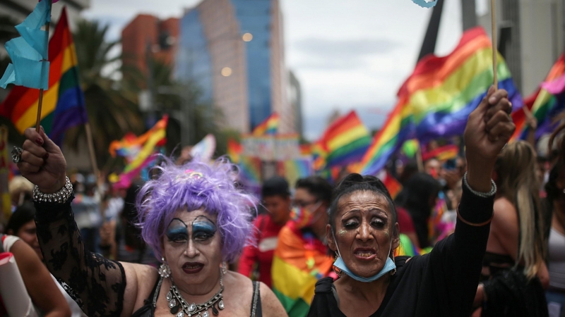 La comunidad LGBT de México agita banderas mientras marcan el mes del Orgullo en la Ciudad de México, México, 26 de junio de 2021.
