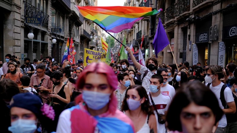 Los manifestantes marchan mientras intentan reunirse para un desfile del Orgullo, que fue prohibido por las autoridades locales, en el centro de Estambul, Turquía, el 26 de junio de 2021