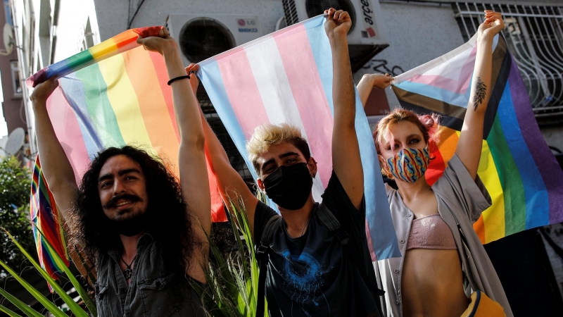 Los manifestantes marchan mientras intentan reunirse para un desfile del Orgullo, que fue prohibido por las autoridades locales, en el centro de Estambul, Turquía, el 26 de junio de 2021