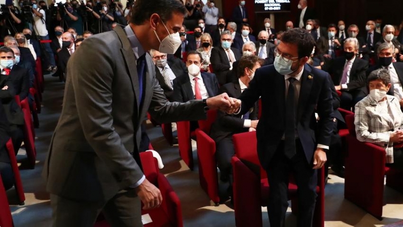 Pedro Sánchez i Pere Aragonès se saluden en un acte recent a Barcelona.