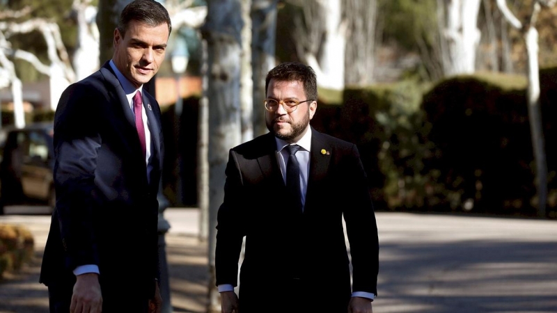 Imagen de febrero de 2020 de Pedro Sánchez y Pere Aragonés en el Palacio de la Moncloa antes de la primer reunión de la mesa de diálogo entre el Gobierno y Catalunya. EFE/Kiko Huesca