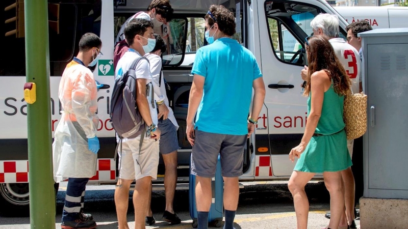 Varios jóvenes son trasladados al hotel Palma Bellver de Palma, donde permanecerán en aislamiento al tener relación directa o indirecta con el brote por covid de un viaje de estudios en Mallorca.