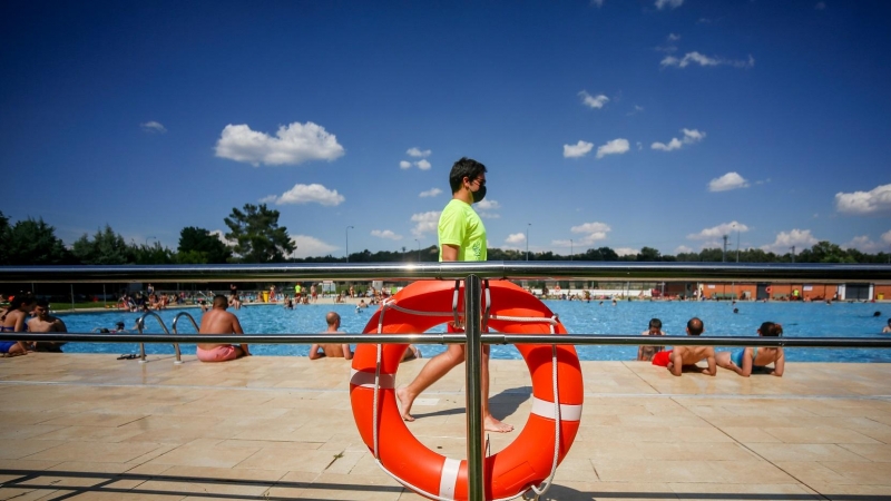 Un socorrista en la piscina del Parque Deportivo de Puerta de Hierro, Madrid.