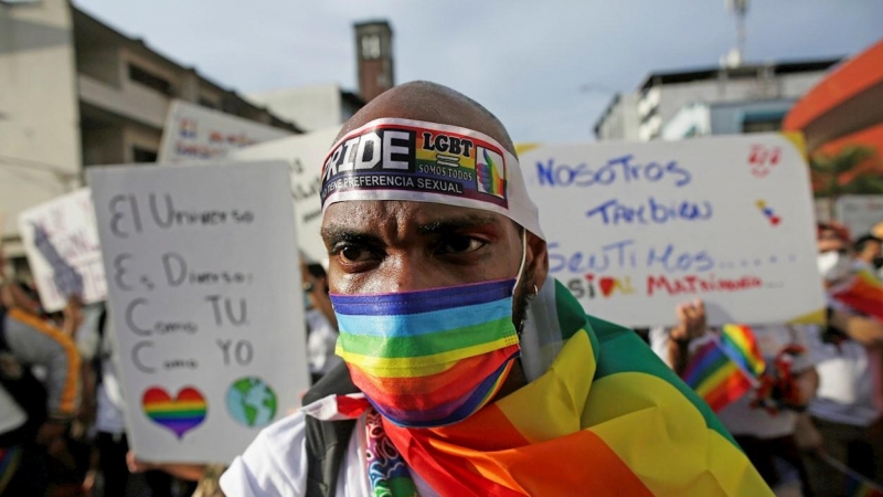 Una persona participa en la marcha del colectivo LGTBIQ+ de Panamá hoy, por las principales calles de Ciudad de Panamá (Panamá).
