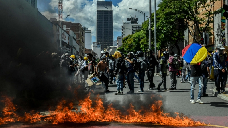 Enfrentamiento entre la Policía y los manifestantes en Colombia.