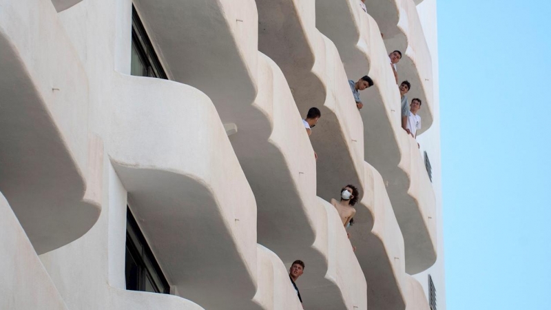 Varios de los jóvenes que permanecen en aislamiento en el hotel Palma Bellver de Palma por el macrobrote de covid.