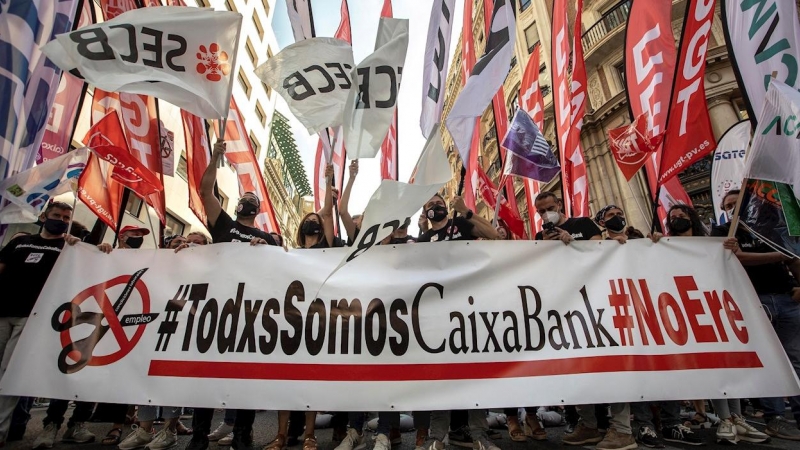 Empleados de Caixabank durante la concentración ante la sede de CaixaBank en València en protesta por el ERE.