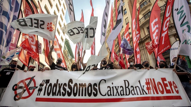 Empleados de Caixabank durante la concentración ante la sede de CaixaBank en València en protesta por el ERE.