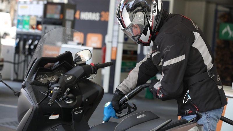 Un hombre echa gasolina a su moto en una gasolinera de Madrid. E.P./Marta Fernández