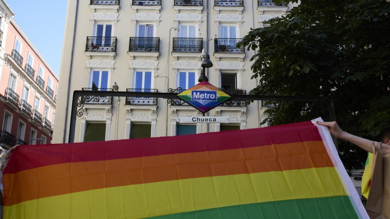 Bandera LGTBI en el barrio de Chueca durante la celebración del Día Internacional del Orgullo LGTBI, a 28 de junio de 2021, en Madrid.