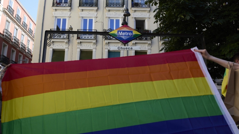 Bandera LGTBI en el barrio de Chueca durante la celebración del Día Internacional del Orgullo LGTBI, a 28 de junio de 2021, en Madrid.