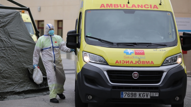 Un sanitario completamente protegido accede a una ambulancia junto al área donde soldados del Mando de Ingenieros de Salamanca del Ejército de Tierra