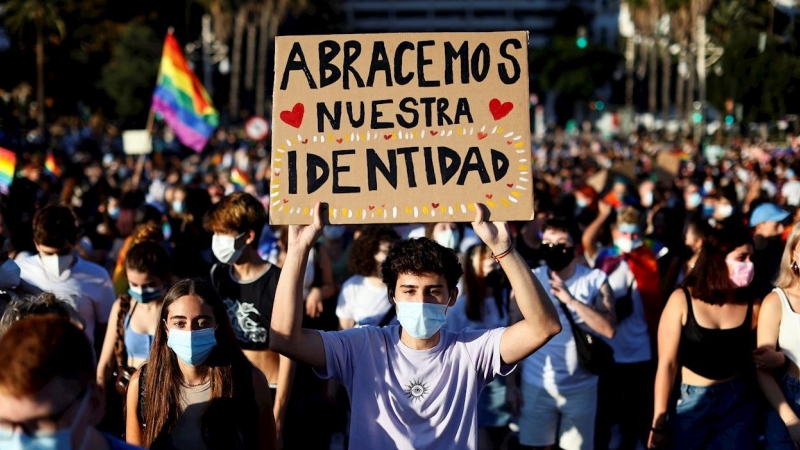 28/06/2021.- Un joven lleva una pancarta con el lema 'Abracemos nuestra identidad' durante la manifestación del Orgull LGTB+ en Vàlencia bajo el lema “Els drets trans són drets humans”. EFE/Biel Aliño