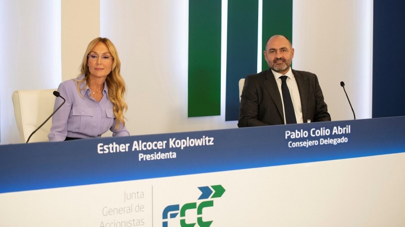 Esther Alcocer Koplowitz, presidenta del Grupo FCC, y Pablo Colio Abril, consejero delegado de la constructora, durante la junta de accionistas.
