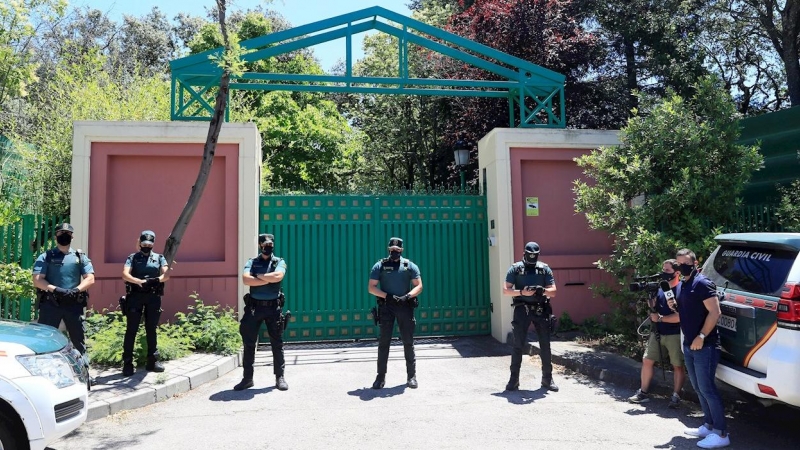 Varios guardias civiles montan guardia ante la casa del empresario José Luis Moreno en la Urbanización Monte Encinas de la localidad madrileña de Boadilla del Monte.