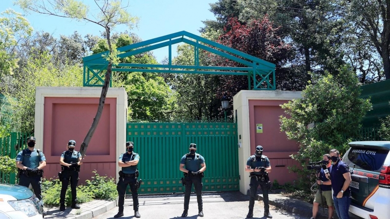 Varios guardias civiles montan guardia ante la casa del empresario José Luis Moreno en la Urbanización Monte Encinas de la localidad madrileña de Boadilla del Monte.