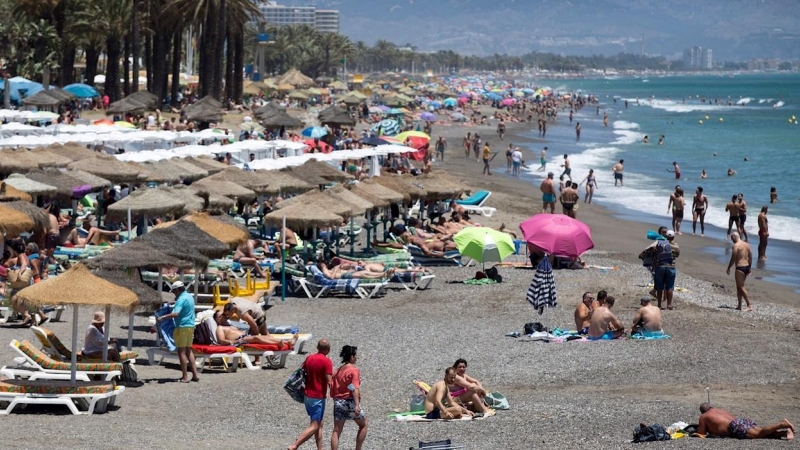 Numerosas personas disfrutan del buen tiempo en las playas de Torremolinos, este sábado en Málaga.