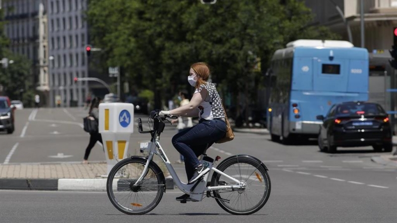 Mujer en bicicleta por Madrid