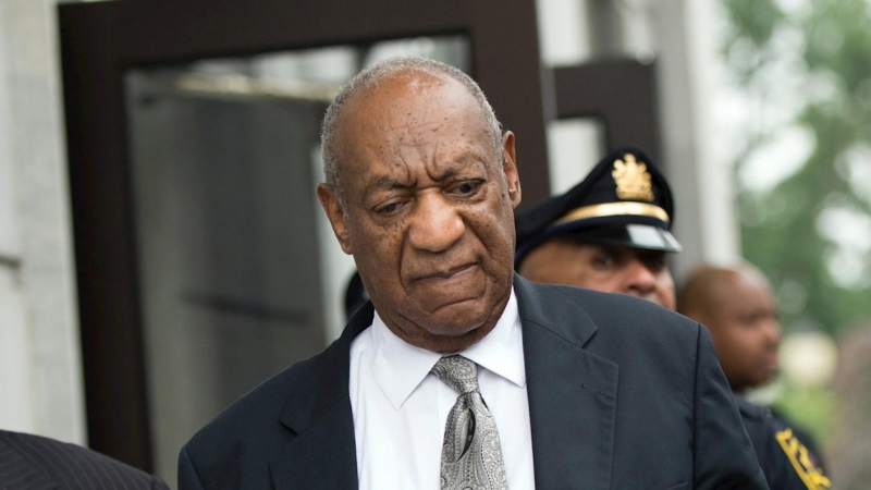 Fotografía de archivo del 17 de junio de 2017 que muestra al artista estadounidense Bill Cosby mientras abandona el juzgado del condado de Montgomery.