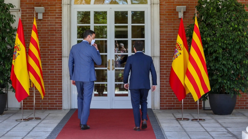 El presidente del Gobierno, Pedro Sánchez (i), recibe en el Palacio de la Moncloa al president de la Generalitat de Catalunya, Pere Aragonès, a 29 de junio de 2021, en Madrid (España)