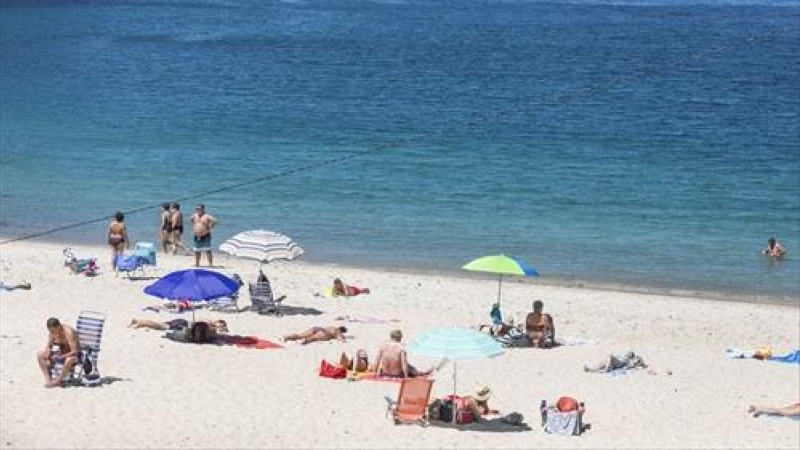 Varias personas se bañan y toman el sol en una playa del municipio de Marín, a 5 de junio de 2021, en Marín, Pontevedra, Galicia.