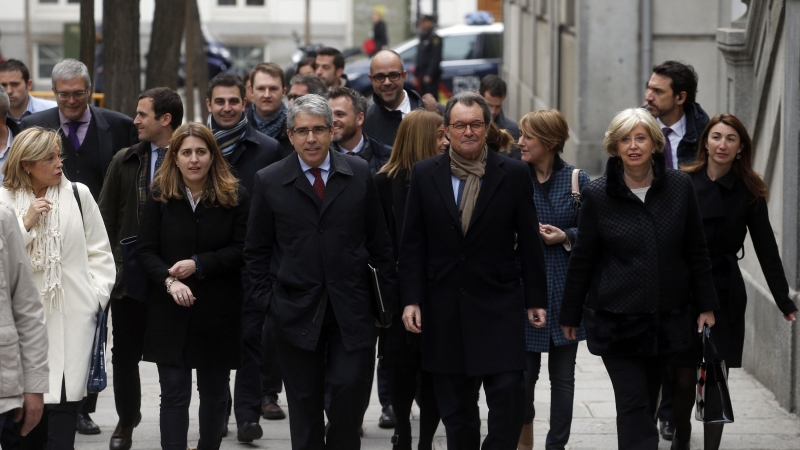 Francesc Homs i Artur Mas acompanyats per l'exconsellera d'Ensenyament Irene Rigau i de l'exvicepresidenta de Joana Ortega, també encausades pel 9-N, abans d'entrar al Tribunal Suprem aquest 28 de febrer del 2017.