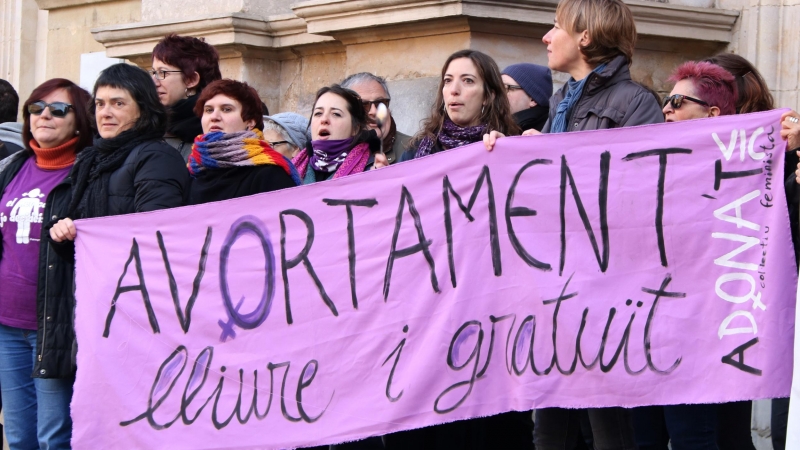 Un grup de dones del col·lectiu feminista Adona't de Vic sosté una pancarta a favor del dret a l'avortament durant la protesta que han protagonitzar aquest diumenge al matí davant la Catedral de Vic. Imatge del 8.01.2016