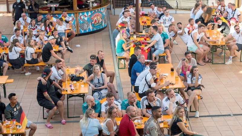 Turistas alemanes siguen el partido de octavos de final de la Eurocopa entras las selecciones de Inglaterra y Alemania, este martes, desde El Arenal, en Palma de Mallorca este 29 de junio de 2021.