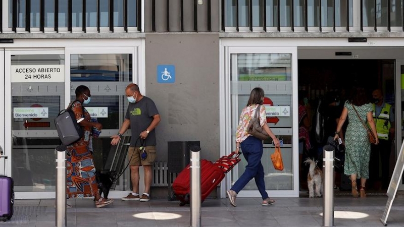 01/07/2021.- Pasajeros llegan al aeropuerto de Madrid Adolfo Suárez Barajas este jueves, fecha de inicio de la operación salida, que coincide con la reapertura de las terminales T2 y T3, con las que el aeropuerto recupera toda su operativa tras el cierre