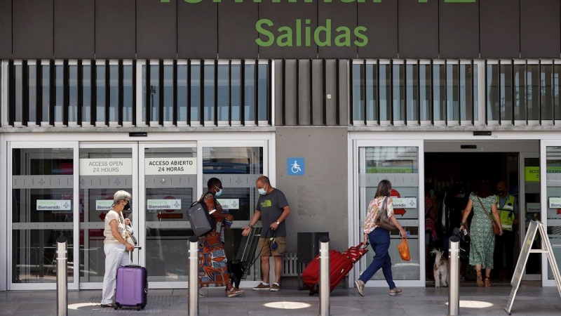 01/07/2021.- Pasajeros llegan al aeropuerto de Madrid Adolfo Suárez Barajas este jueves, fecha de inicio de la operación salida, que coincide con la reapertura de las terminales T2 y T3, con las que el aeropuerto recupera toda su operativa tras el cierre