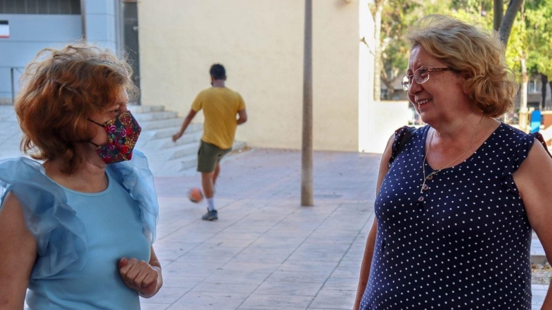 Isabel Matute y Paqui Mengal conversan en la plaza de las Chimeneas del barrio de Carrús, en Elx.  - Magaly Zafra Lorente