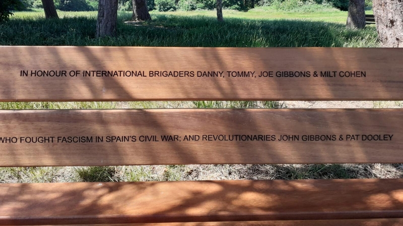 Homenaje en el banco del parque londinense, en el que dice: 'En honor a los brigadistas internacionales Danny, Tommy, Joe Gibbons y Milt Cohen, quienes lucharon contra el fascismo en la Guerra Civil española' - Conxa Rodríguez