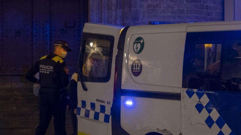 Agentes de la Guardia Urbana de Barcelona, frente a jóvenes en ambiente festivo, a 22 de mayo de 2021, en Barcelona, Catalunya (España).