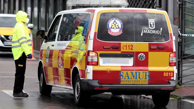 Una trabajadora habla con el conductor de una ambulancia del SAMUR