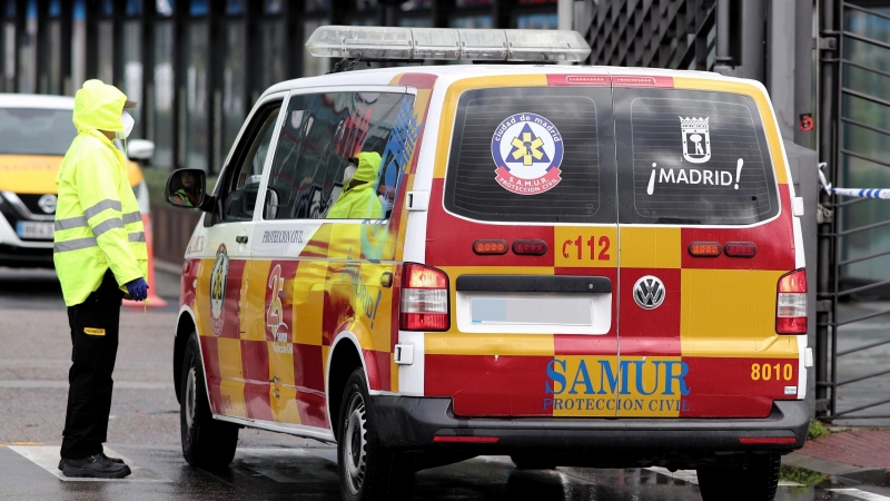 Una trabajadora habla con el conductor de una ambulancia del SAMUR